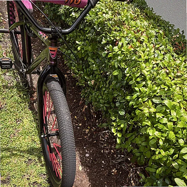Mofia TTO pedal bike ,shimano brakes 27.5 inch , has pegs